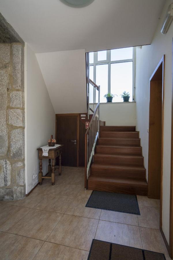Escadas interiores com corrimão em madeira e piso claro