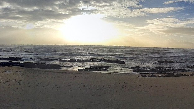 Praia da Amorosa ao entardecer com ondas suaves