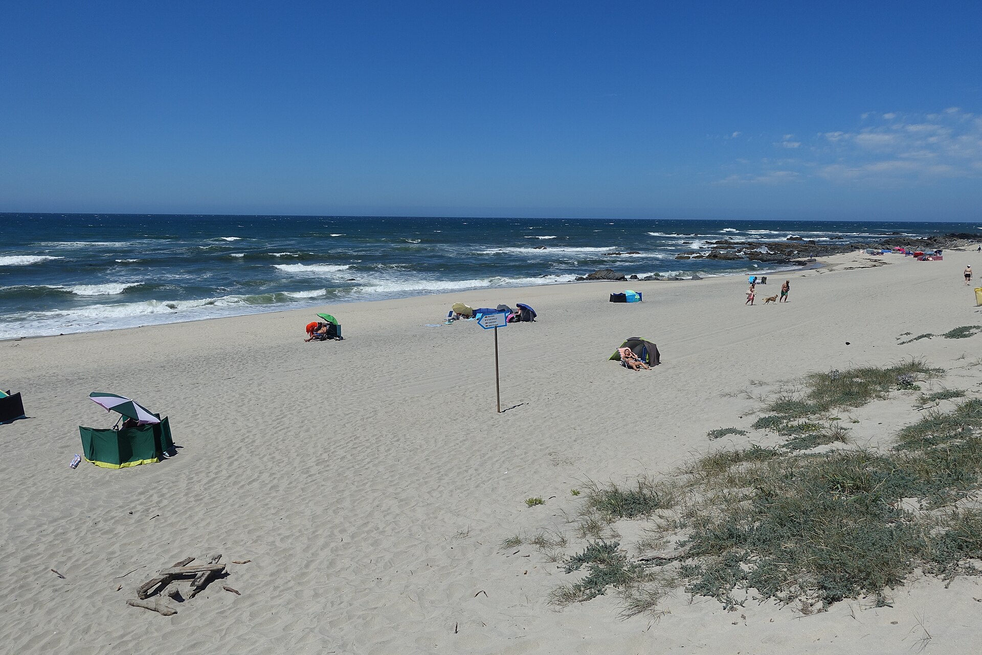 Praia de Afife com areal extenso e mar Atlântico