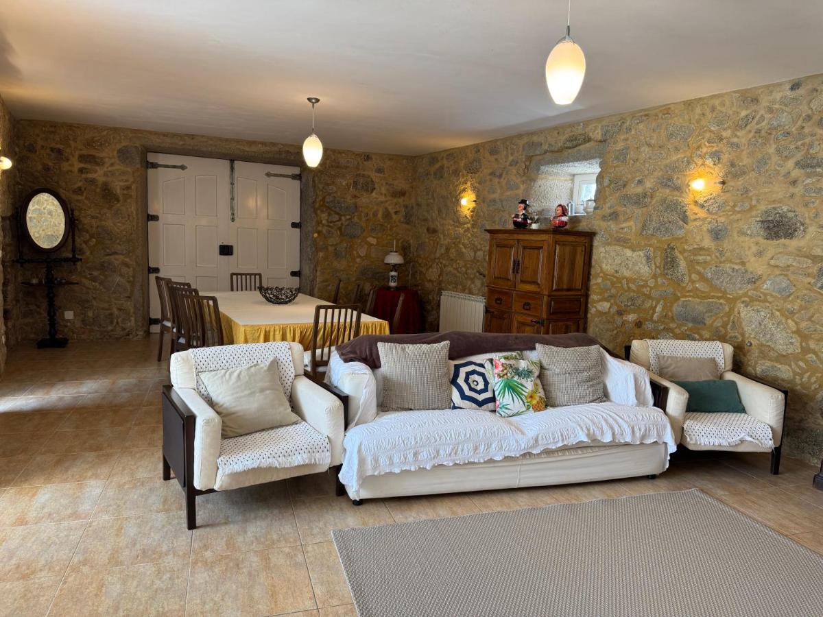 Sala de estar atual da casa com ambiente acolhedor e pedra à vista