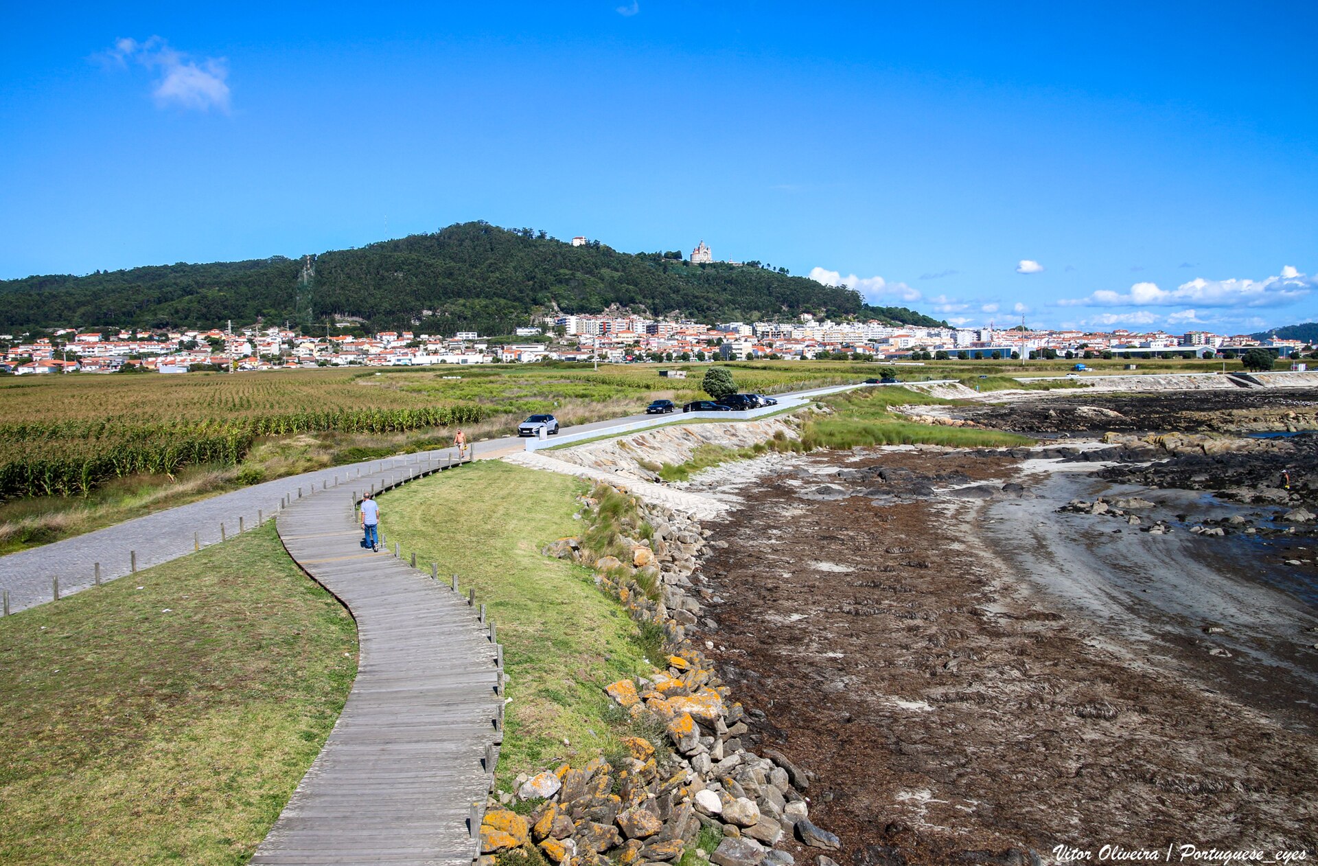 Passadiço junto à costa da Praia Norte com o Monte de Santa Luzia ao fundo