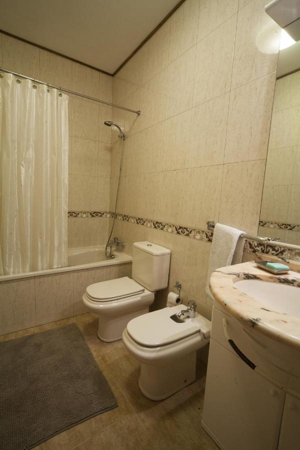 Casa de banho compacta com sanita, bidé e lavatório