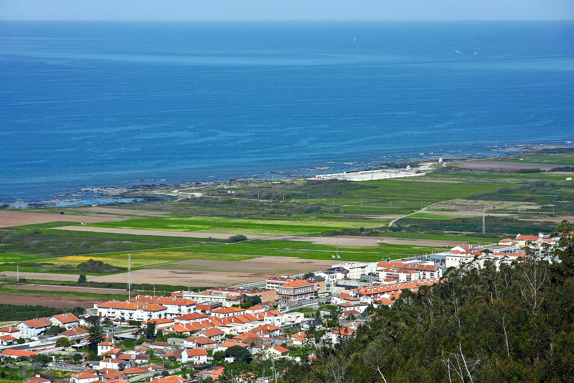 Praia da Areosa em Viana do Castelo, com os campos da Areosa junto ao oceano Atlântico