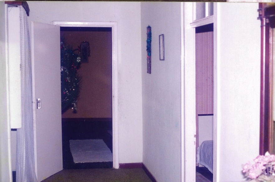 Fotografia antiga do corredor interior da casa antes da recuperação