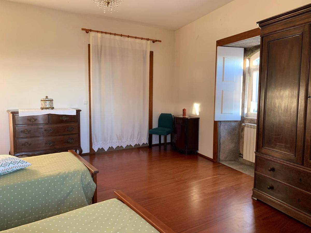 Quarto amplo com armário antigo e chão de madeira
