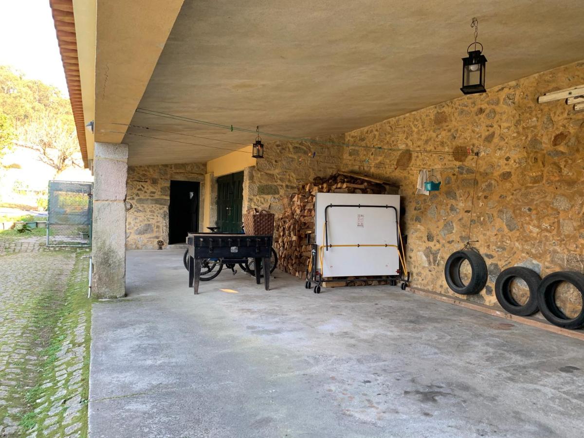 Alpendre coberto com acesso ao jardim, prático para arrumos e lavandaria